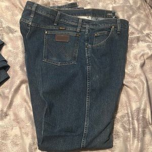 Wrangler 47 regular fit advanced comfort 38x36 they are already starched.